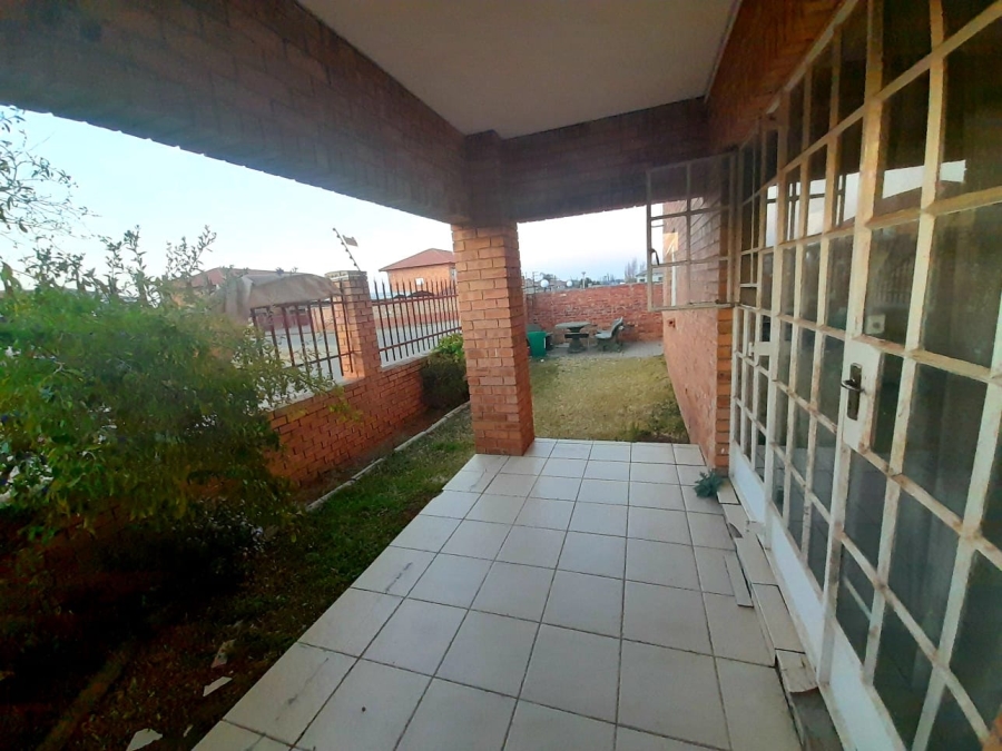 To Let 2 Bedroom Property for Rent in Flamwood North West